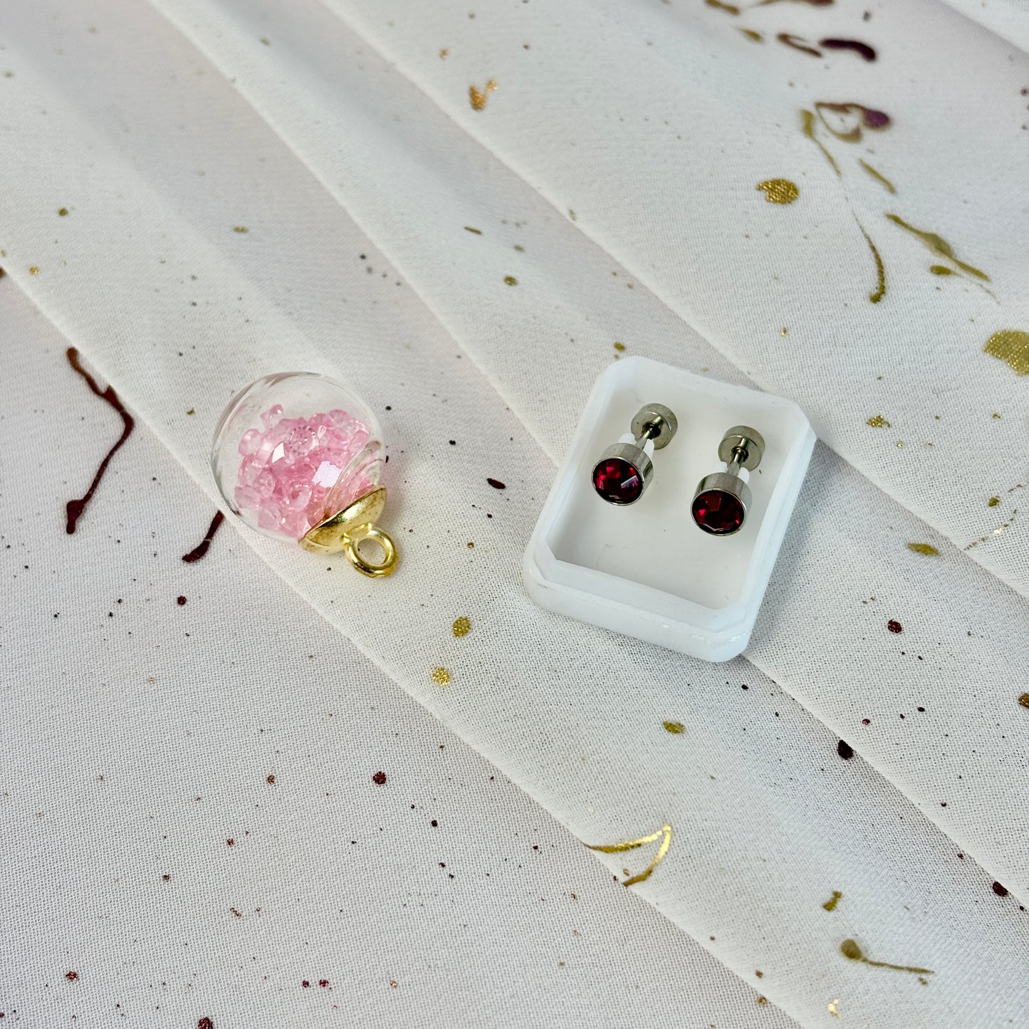 Mini Aros Acero Quirúrgico Plateado Circón Rojo 5MM - Tope Tornillo