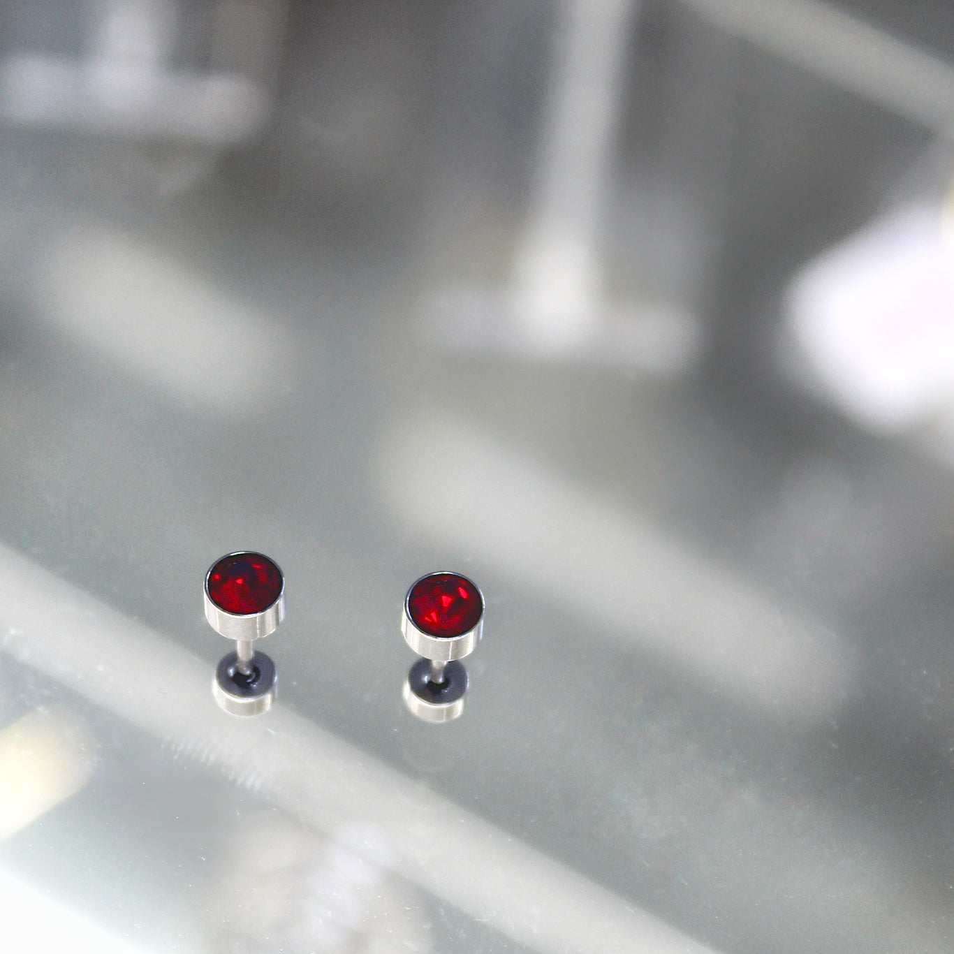 Mini Aros Acero Quirúrgico Plateado Circón Rojo 5MM - Tope Tornillo