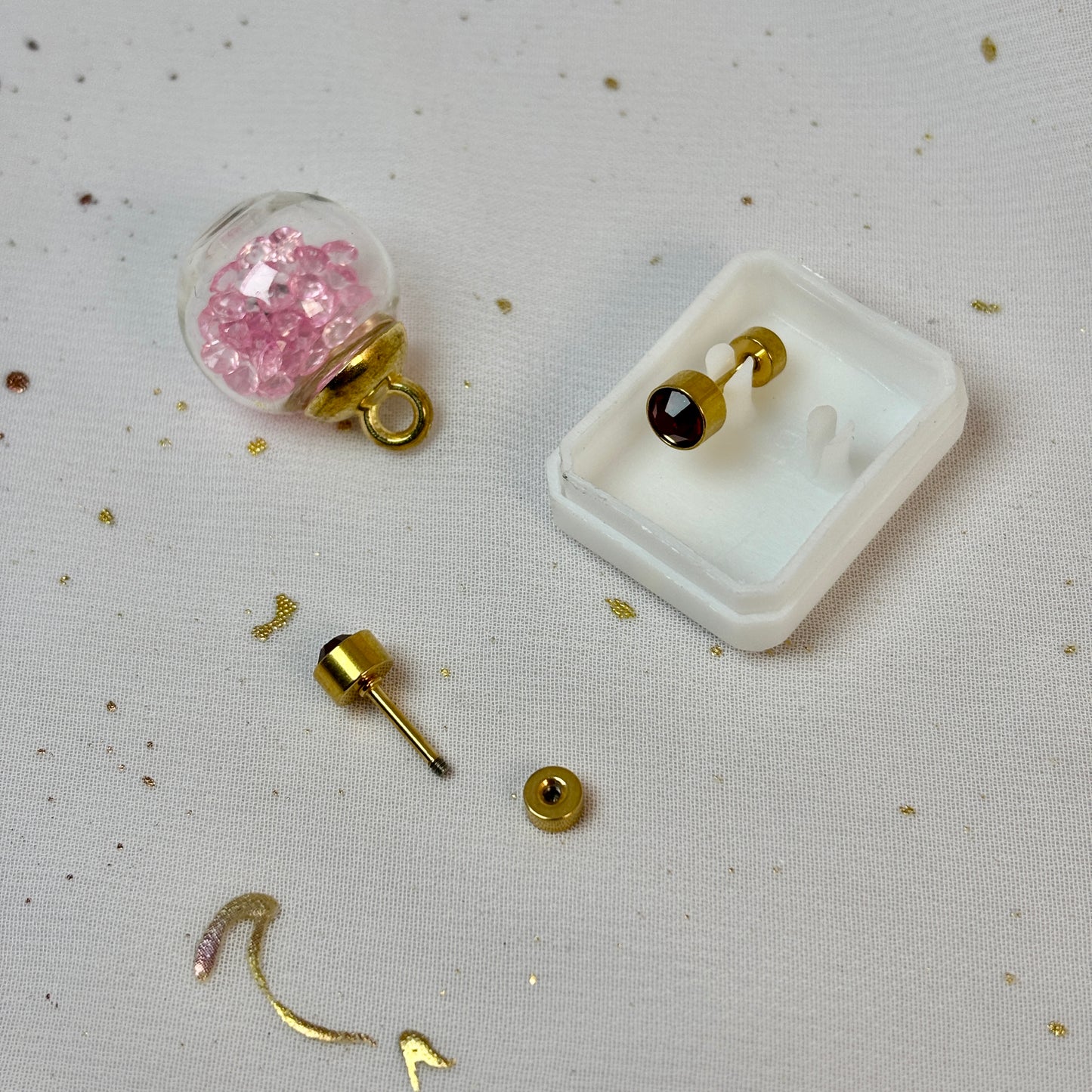 Mini Aros Acero Quirúrgico Dorado Circón Burdeo 5MM - Tope Tornillo