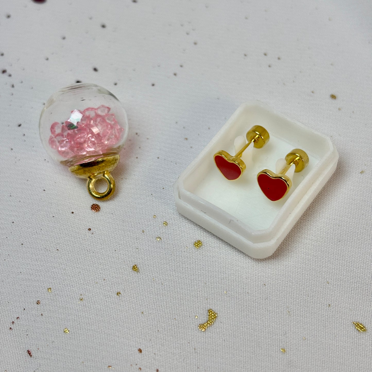 Mini Aros Acero Quirúrgico Dorado Corazón Rojo - Tope Tornillo