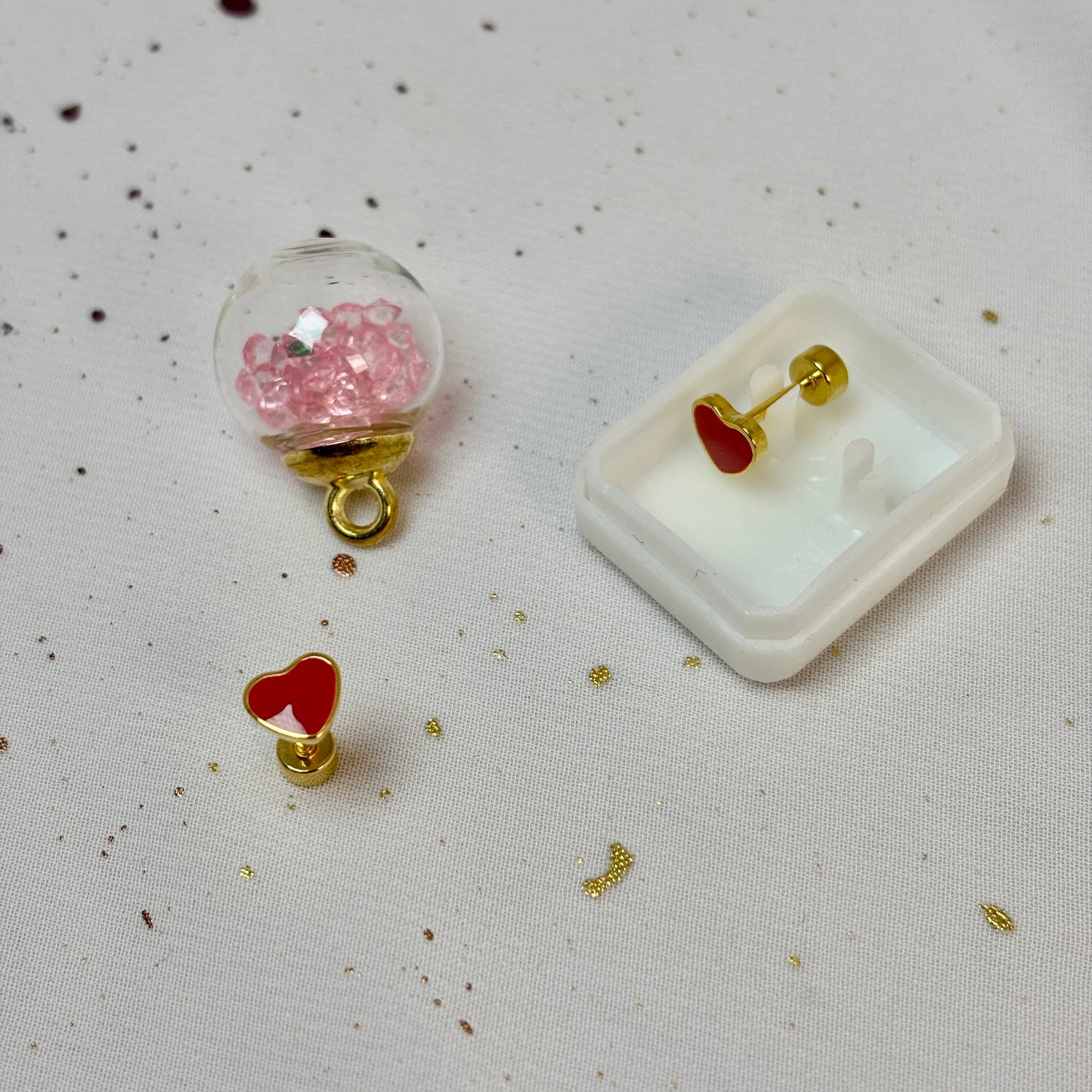 Mini Aros Acero Quirúrgico Dorado Corazón Rojo - Tope Tornillo