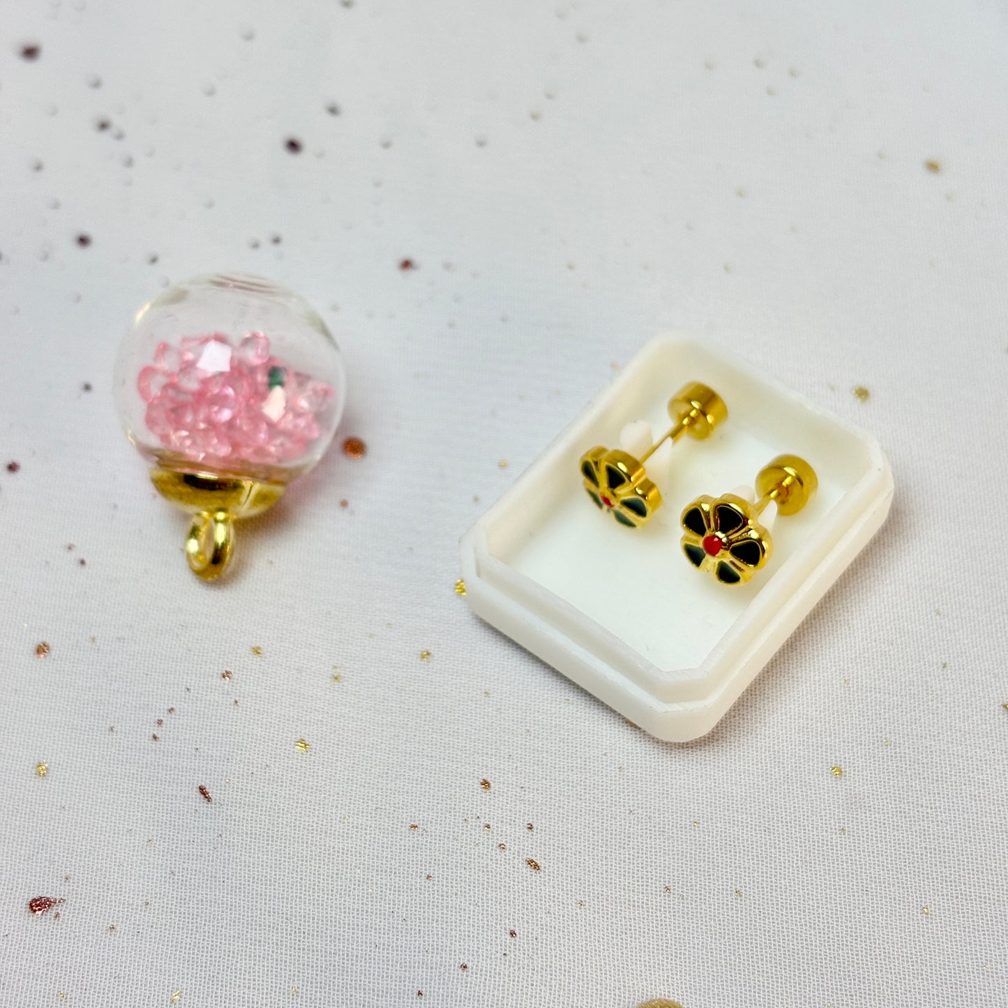 Mini Aros Acero Quirúrgico Dorado Flor Negro - Tope Tornillo