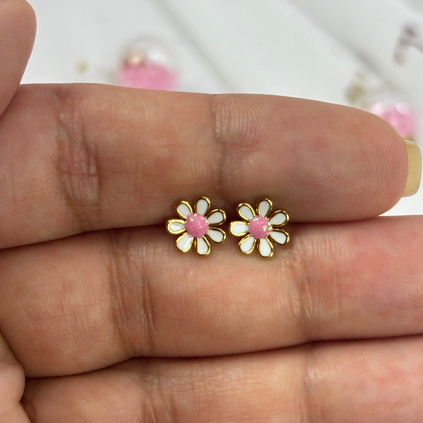 Mini Aros Acero Quirúrgico Dorado Flor Blanca - Tope Tornillo