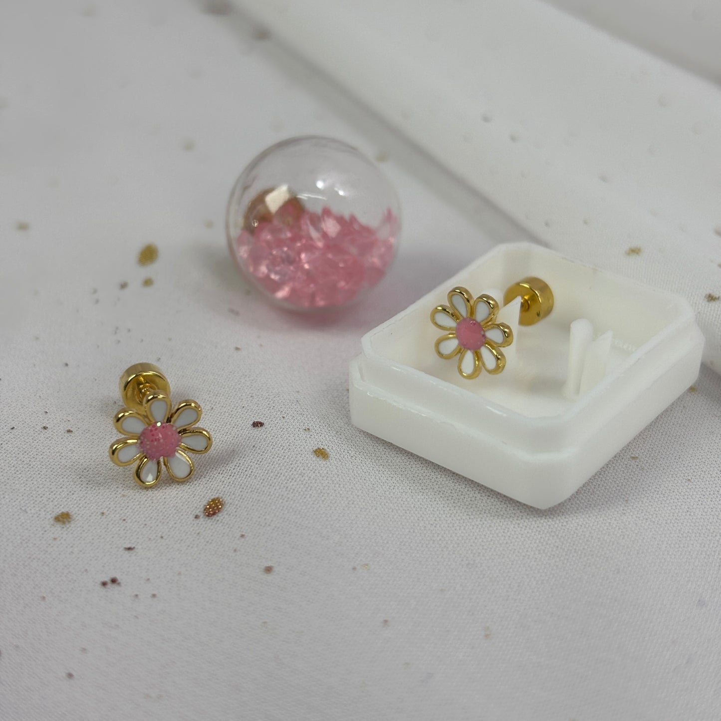 Mini Aros Acero Quirúrgico Dorado Flor Blanca - Tope Tornillo