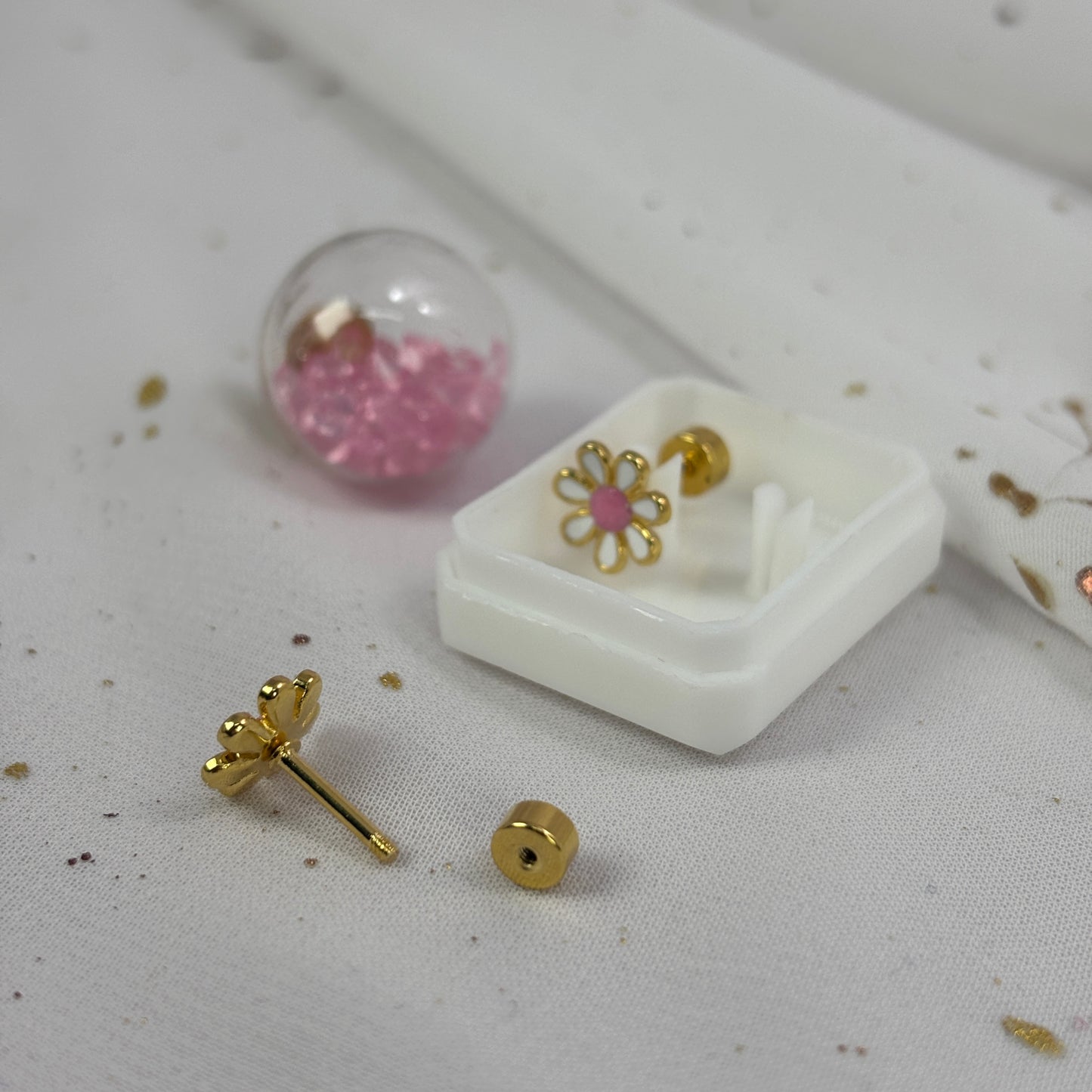 Mini Aros Acero Quirúrgico Dorado Flor Blanca - Tope Tornillo