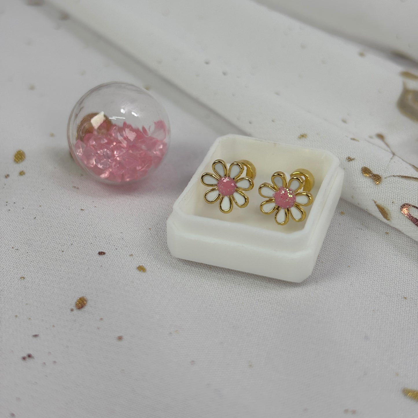 Mini Aros Acero Quirúrgico Dorado Flor Blanca - Tope Tornillo