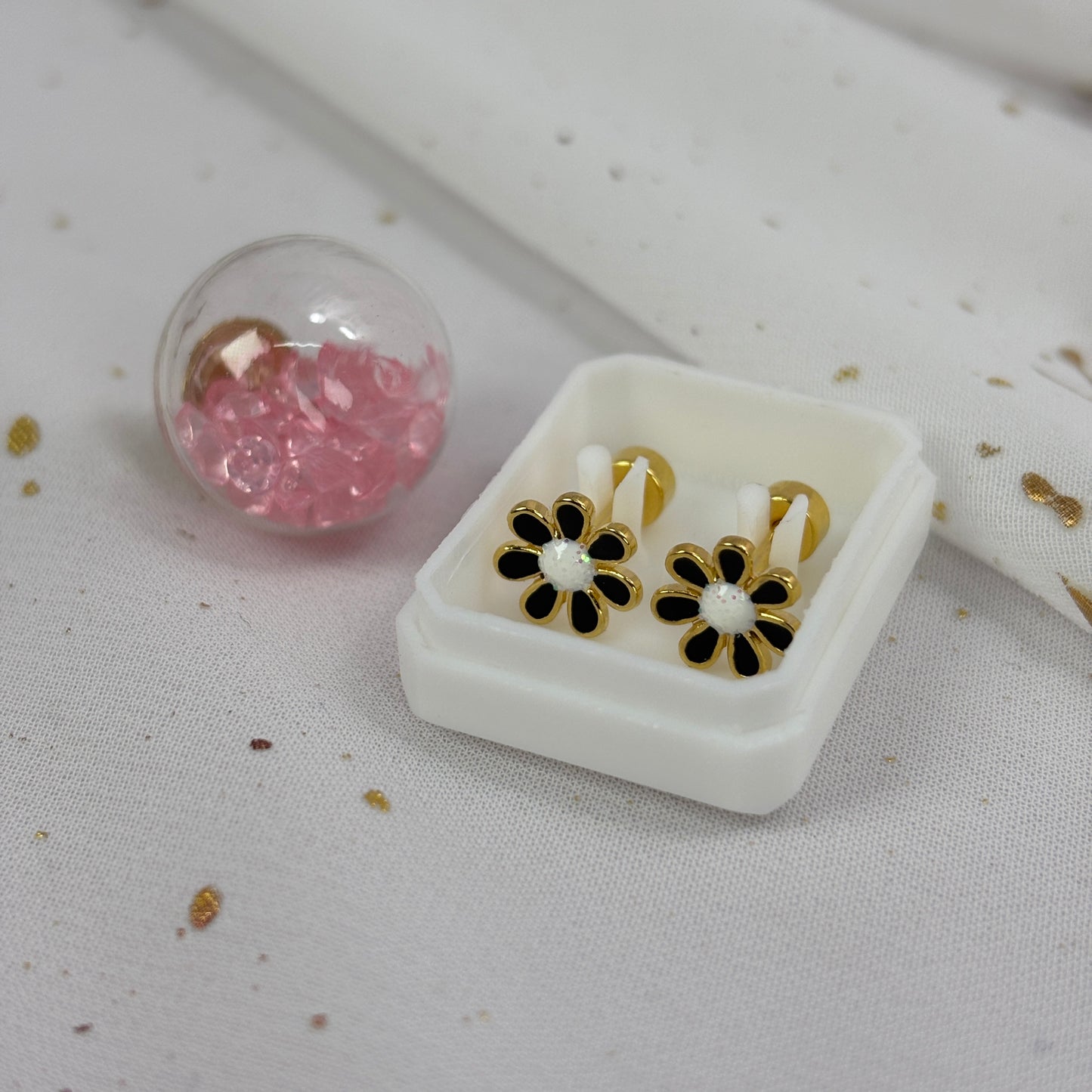 Mini Aros Acero Quirúrgico Dorado Flor Negra - Tope Tornillo