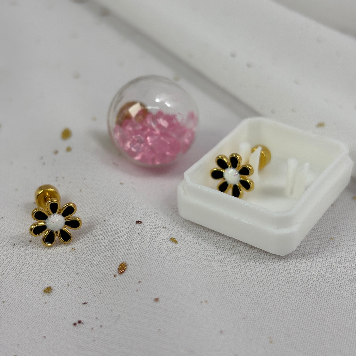 Mini Aros Acero Quirúrgico Dorado Flor Negra - Tope Tornillo