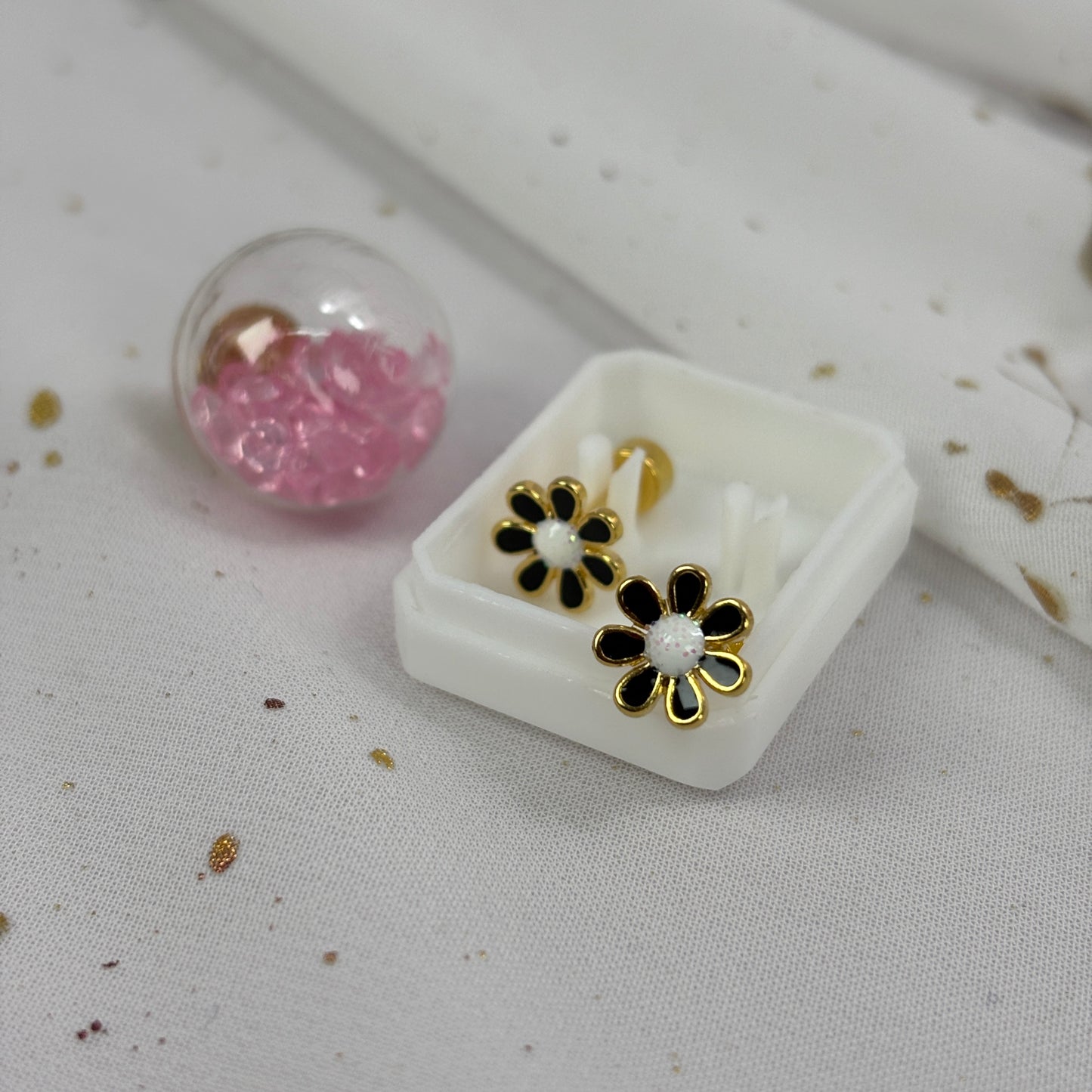 Mini Aros Acero Quirúrgico Dorado Flor Negra - Tope Tornillo