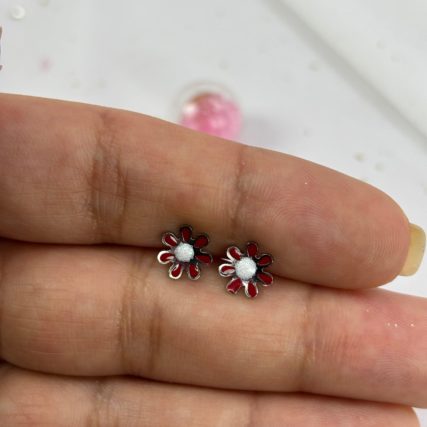 Mini Aros Acero Quirúrgico Plateado Flor Roja - Tope Tornillo