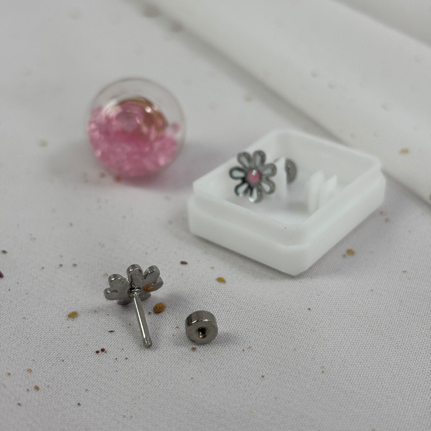 Mini Aros Acero Quirúrgico Plateado Flor Blanca - Tope Tornillo