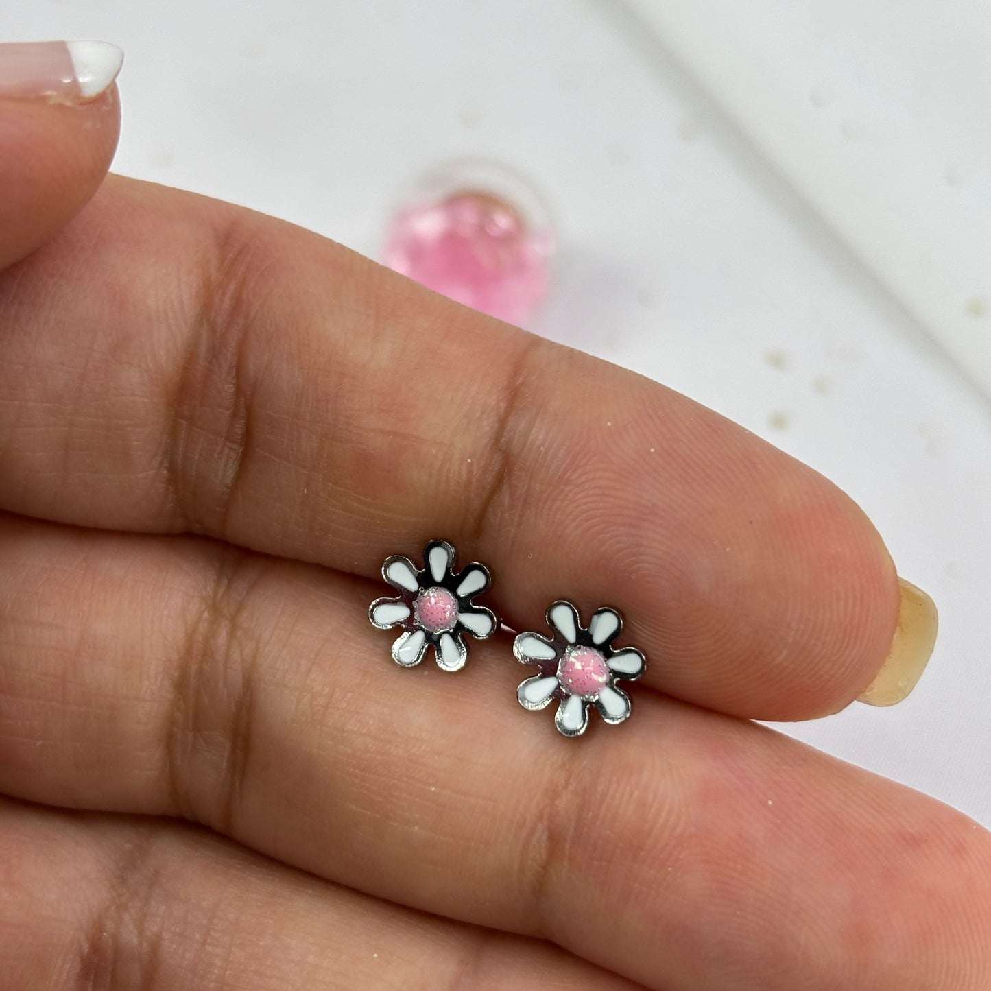 Mini Aros Acero Quirúrgico Plateado Flor Blanca - Tope Tornillo