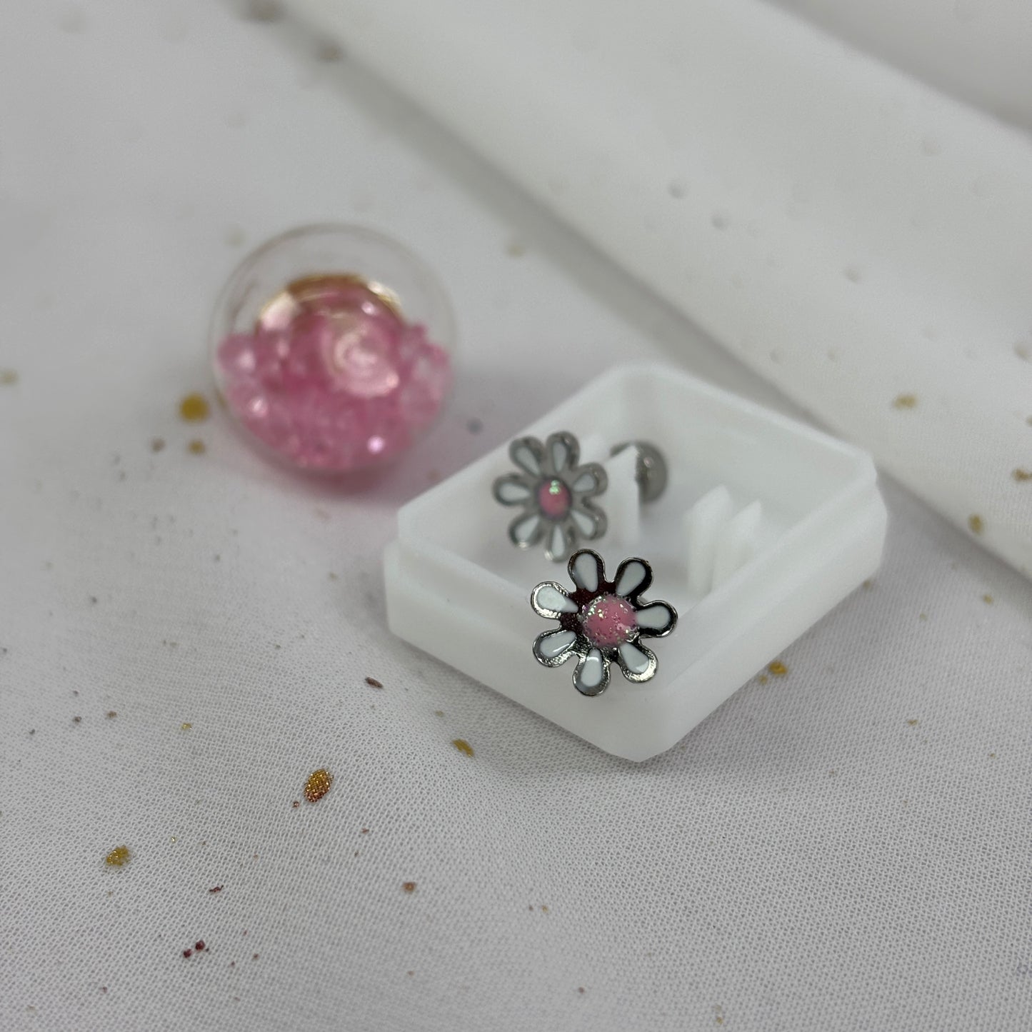 Mini Aros Acero Quirúrgico Plateado Flor Blanca - Tope Tornillo