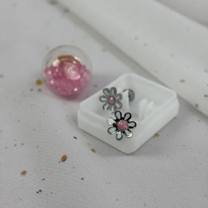 Mini Aros Acero Quirúrgico Plateado Flor Blanca - Tope Tornillo