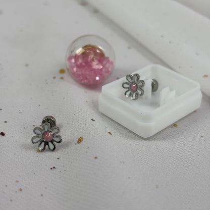 Mini Aros Acero Quirúrgico Plateado Flor Blanca - Tope Tornillo