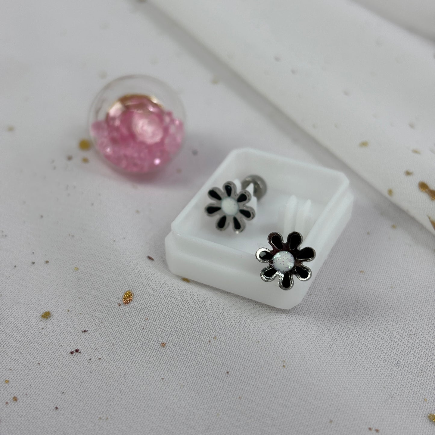 Mini Aros Acero Quirúrgico Plateado Flor Negra - Tope Tornillo