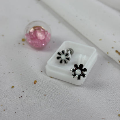 Mini Aros Acero Quirúrgico Plateado Flor Negra - Tope Tornillo