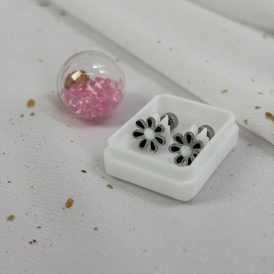 Mini Aros Acero Quirúrgico Plateado Flor Negra - Tope Tornillo