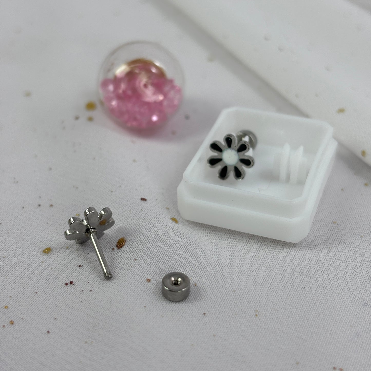 Mini Aros Acero Quirúrgico Plateado Flor Negra - Tope Tornillo