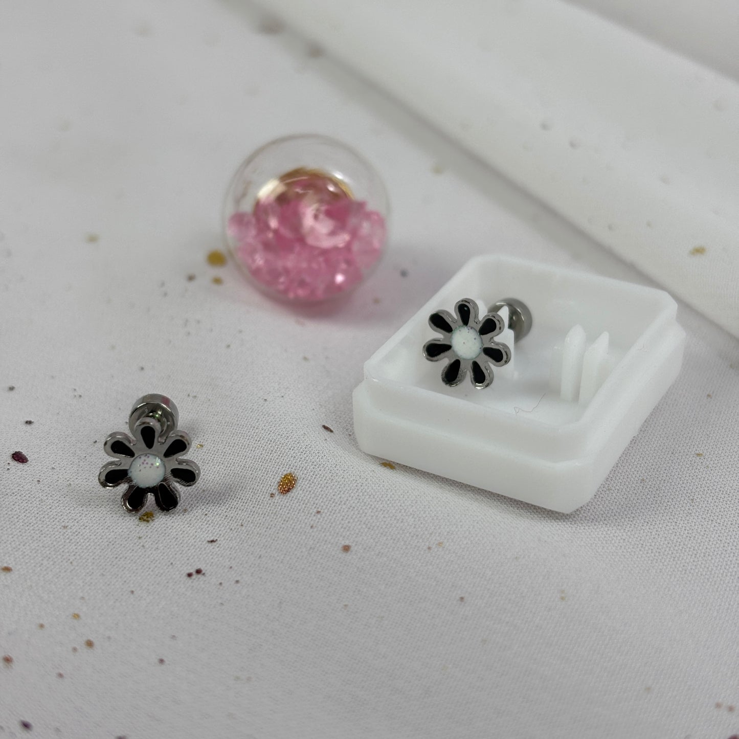 Mini Aros Acero Quirúrgico Plateado Flor Negra - Tope Tornillo