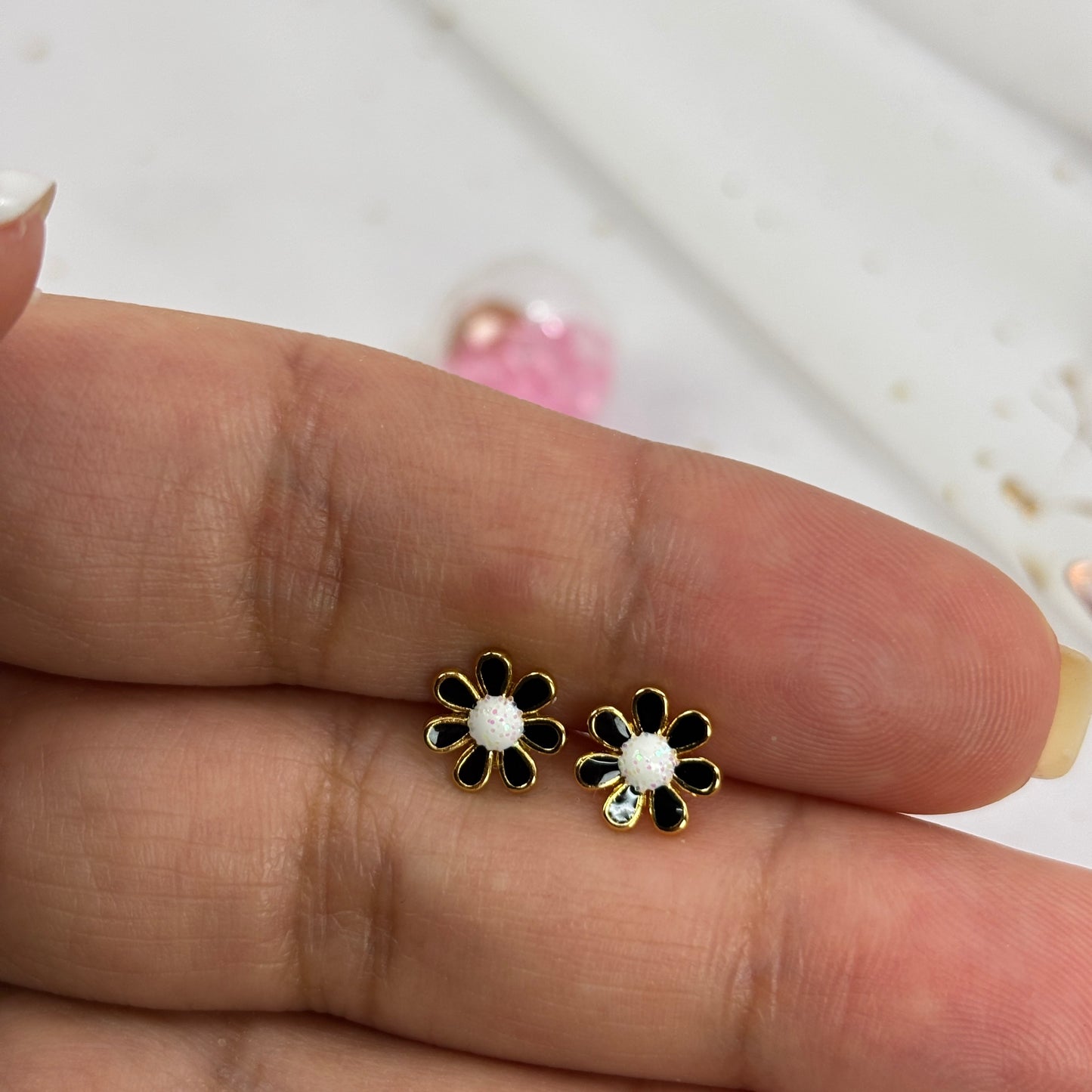 Mini Aros Acero Quirúrgico Plateado Flor Negra - Tope Tornillo